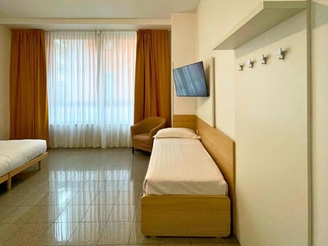 Bed, TV and multimedia, Bedroom