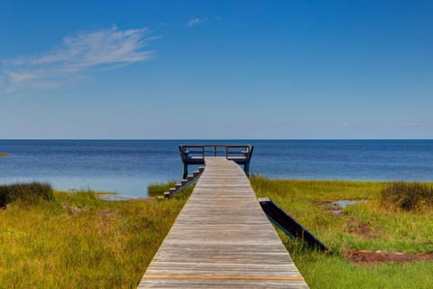 Hotter Otter-6 beds-private pool-kid/pet friendly-walk to beach! House in Outer Banks