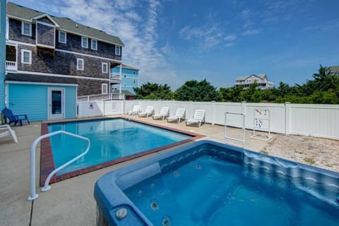 Hotter Otter-6 beds-private pool-kid/pet friendly-walk to beach! Casa in Outer Banks