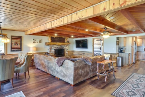 Cabin Getaway with Fireplace and Lake Access! Casa in Rainbow Lake