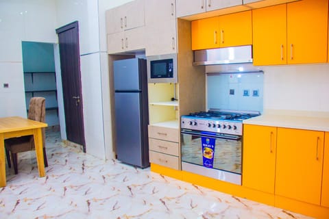 Kitchen or kitchenette, oven, kitchen