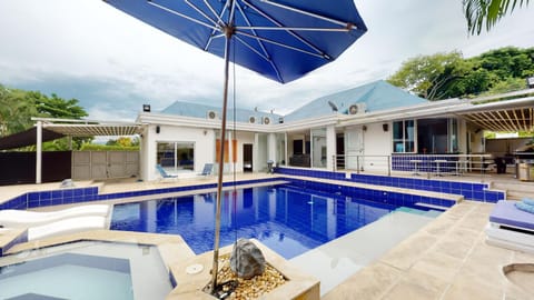 Hermosa Casa en El Peñon con Piscina y Jacuzzi Privados House in Girardot