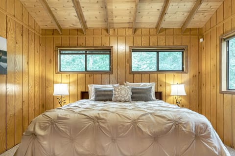 Edgewater Escape by Sarah Bernard, with Hot Tub Chalet in Innsbrook