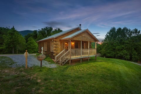 Cherokee Log Cabin w Stunning Mountain Views ➠ 2631 Villa in Upper Hominy