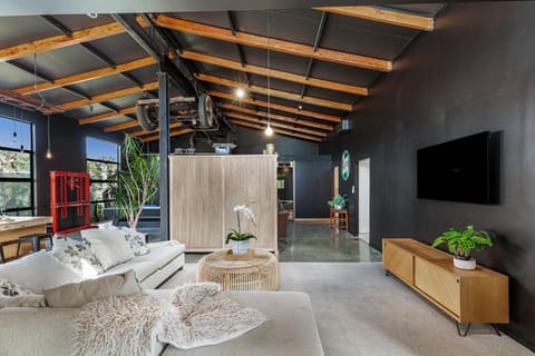 The Black Barn House in Auckland