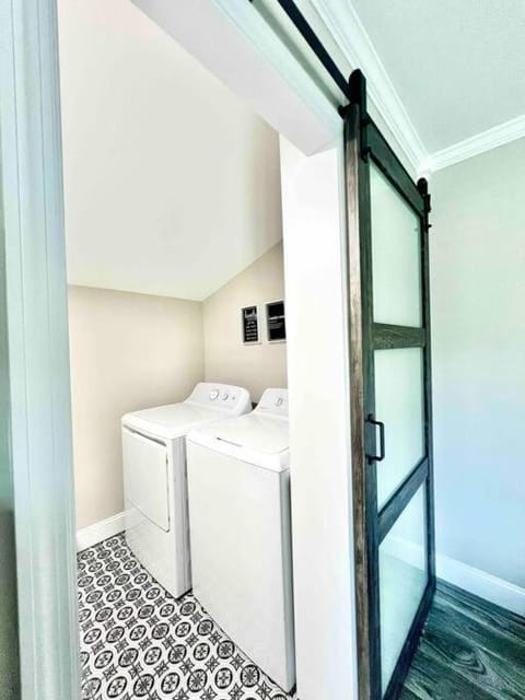 *The Gem* Stylish 2 Bedroom 1 Bathroom Newly Renovated Condominio in Summerville
