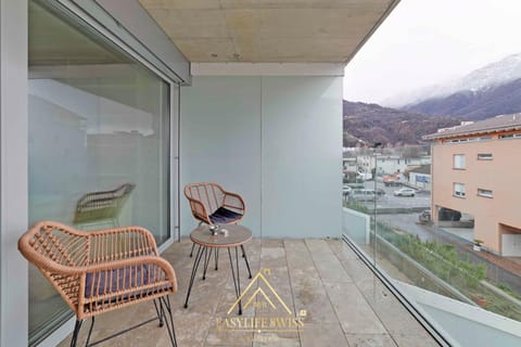 Facade/entrance, Day, View (from property/room), Balcony/Terrace, Mountain view