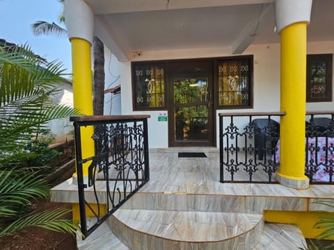 CURLIES YELLOW HOUSE Villa in Baga