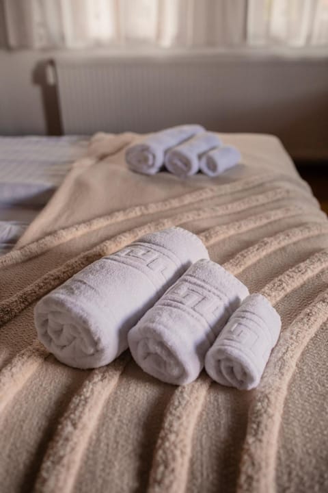 Bed, towels