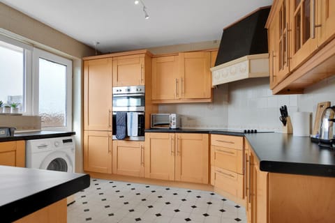 Coffee/tea facilities, Kitchen or kitchenette, minibar, pet friendly, stove, washing machine