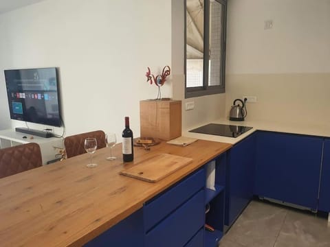 Renovated central 4 bedroom apt with great terrace and Bomb Shelter Copropriété in Tel Aviv-Yafo