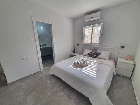 Renovated central 4 bedroom apt with great terrace and Bomb Shelter Condo in Tel Aviv-Yafo