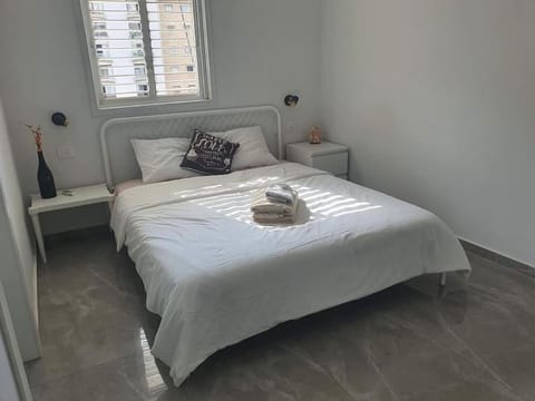 Renovated central 4 bedroom apt with great terrace and Bomb Shelter Eigentumswohnung in Tel Aviv-Yafo