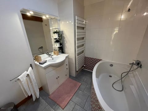 Bathroom, Bath, towels