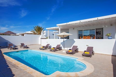 Lovely Puerto Calero Villa - 3 Bedrooms & Private Pool - Casa Dora - Short Walk to Marina Villa in Puerto Calero