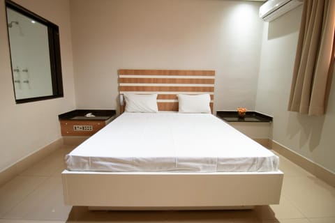 Bed, Photo of the whole room, Bedroom, air conditioner