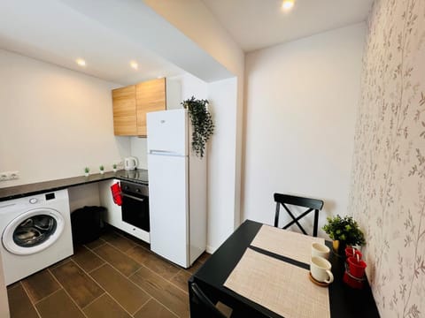 Kitchen or kitchenette, pet friendly, stove, washing machine