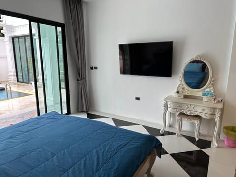6 bedroom “white villa” Villa in Thep Krasatti