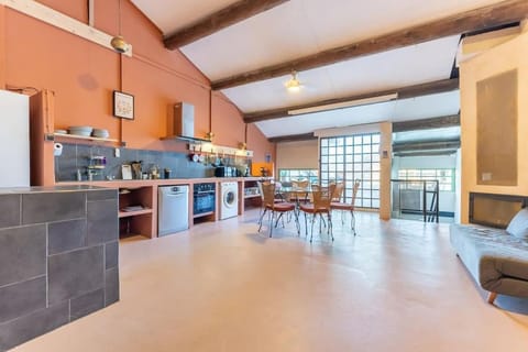 Kitchen or kitchenette, Kitchen or kitchenette, Living room, Seating area, Dining area, minibar, pet friendly, stove