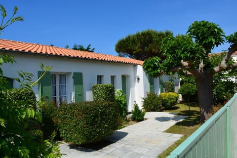 Facade/entrance, Garden