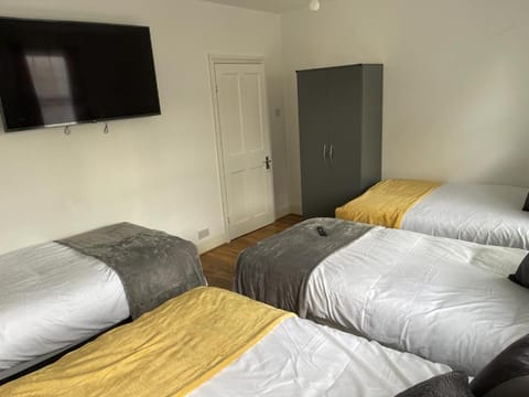 Hometel Large Luxurious Comfy Home Can Sleep 16 Apartment in Croydon