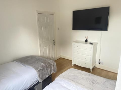 Hometel Large Luxurious Comfy Home Can Sleep 16 Apartment in Croydon