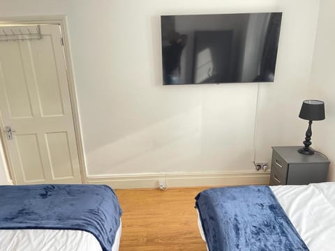 Hometel Large Luxurious Comfy Home Can Sleep 16 Apartment in Croydon