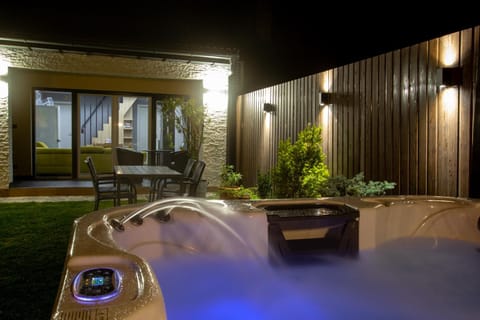 Night, Hot Tub, Garden view