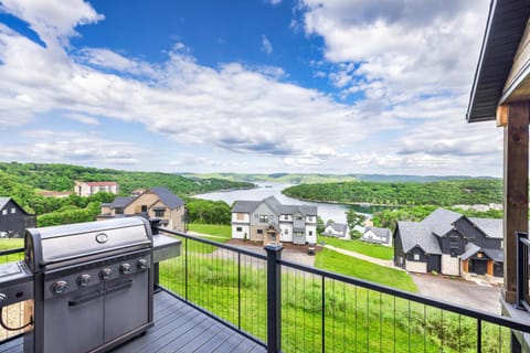 NEW! Luxury Lakefront Lodge 2 - RESORT Pool/Hot Tub - FREE amenities House in Table Rock Lake