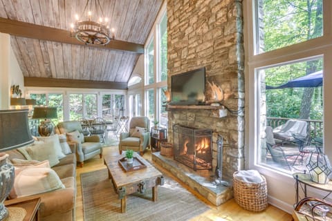 Well-Appointed Boone Home with Hot Tub and Gas Grill Maison in Brushy Fork