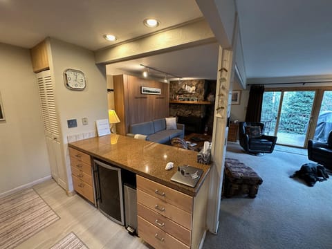 Kitchen or kitchenette, Living room, Seating area, minibar, pet friendly, stove, toaster