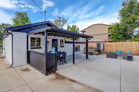 3 Min Walk To Olde Town! Hot Tub, Fire Pit, Games! House in Arvada