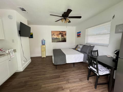 Cozy private studio w/own yard - 3mi from Beach Bed and Breakfast in Seminole