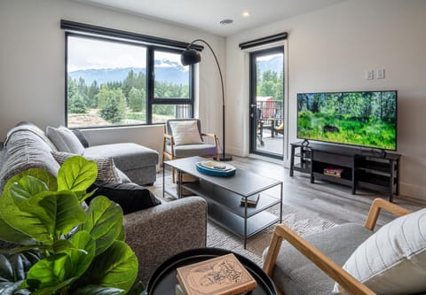 Revy's Peak Condo - Hot Tub with View House in Revelstoke