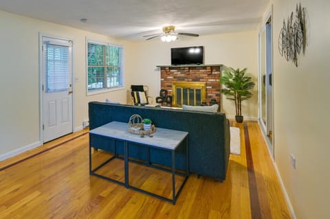 Boston Duplex with Foosball Table 11 Mi to Downtown Condo in Milton