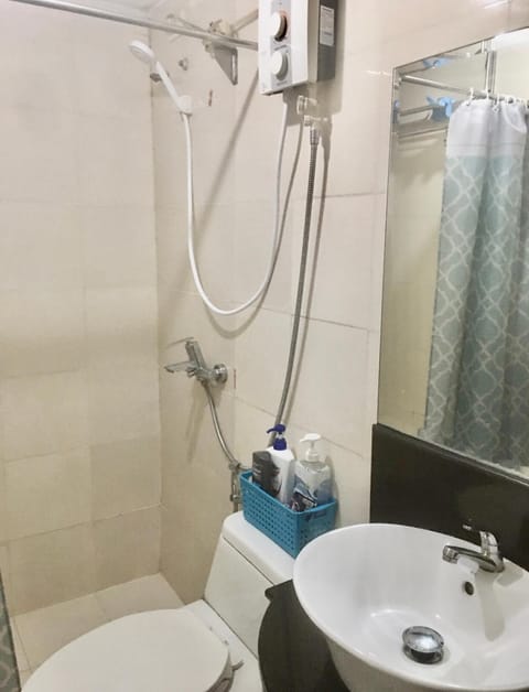 Penthouse Cozy Room + Netflix Near at Venice Mall Hotel in Makati