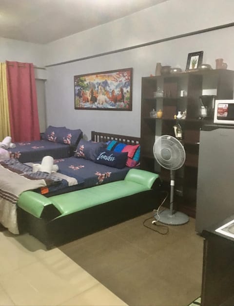 Penthouse Cozy Room + Netflix Near at Venice Mall Hotel in Makati