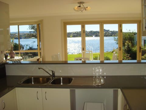 Waterfront Lakeside Cottage Primbee House in Port Kembla