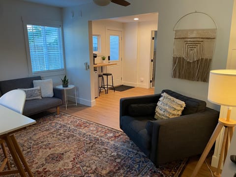 Newly renovated, modern and cosy one bedroom condo with full kitchen and lounge Condo in Redding