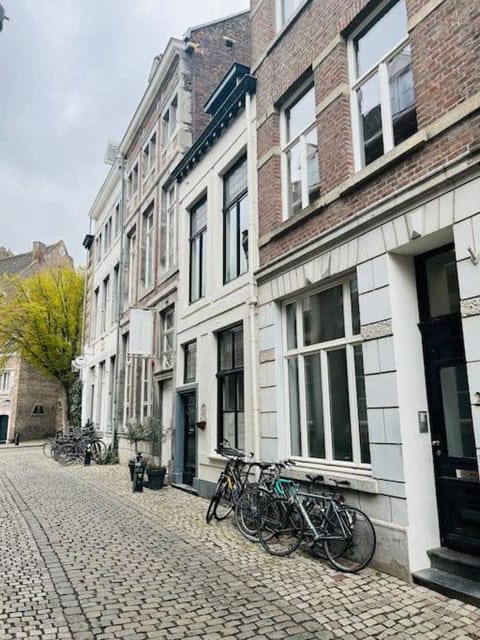 Property building, Day, Neighbourhood, Street view, Location