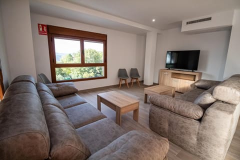 Communal lounge/ TV room, TV and multimedia, Living room, Seating area, Evening entertainment