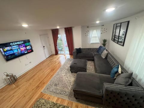 Exuberant 3king 6 mins EWR/ NYC House in Newark