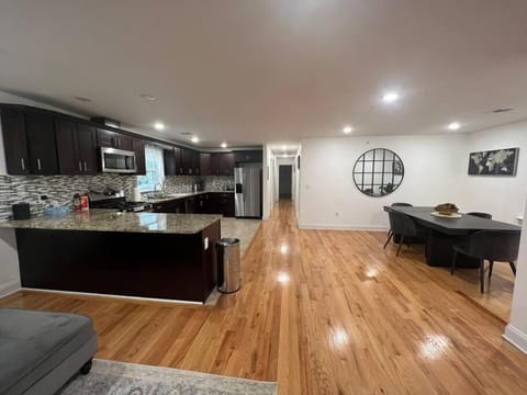 Exuberant 3king 6 mins EWR/ NYC House in Newark