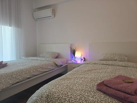 Bed, Photo of the whole room, Bedroom, air conditioner