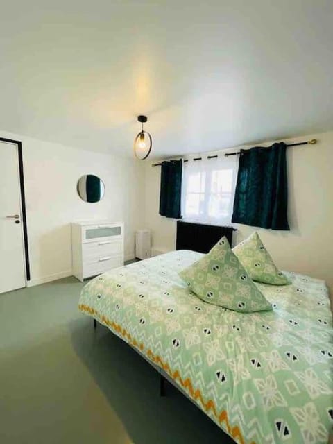 Apartment Secret room Paris-Stade de France Condo in Aubervilliers