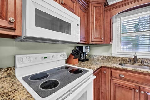 Kitchen or kitchenette, dishwasher, minibar, stove