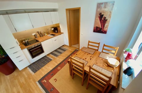 Kitchen or kitchenette, Dining area, minibar, pet friendly, stove