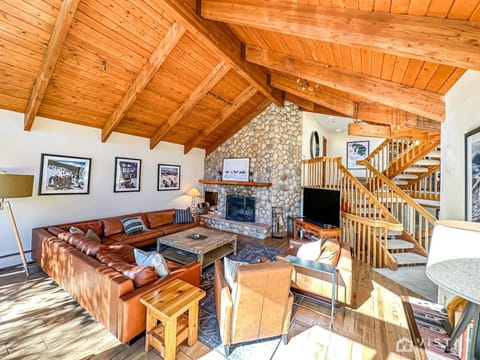 Pinnacle Peaks Lodge - Hot Tub, Sauna & Shuttle House in Park City