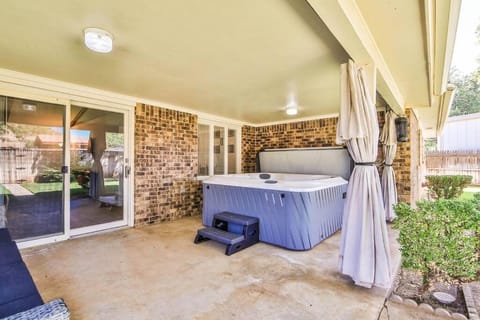 Hot Tub, Privacy, sleeps 10 & TONS of Space! House in Lubbock