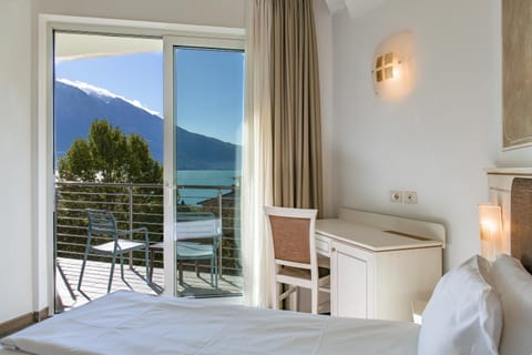 Natural landscape, Bedroom, Lake view